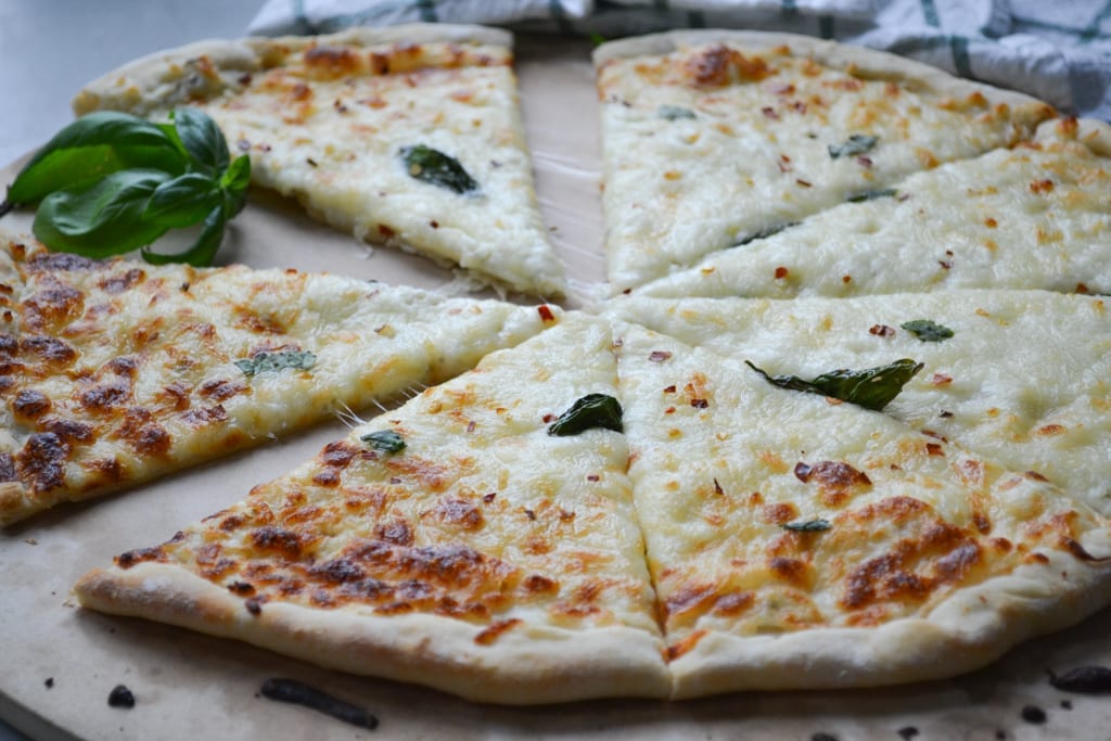 White Pizza Recipe with Ricotta, Mozzarella and Parmesan - Taste and Tell